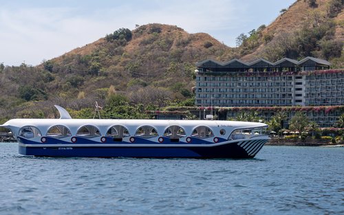 Glass Bottom Boat Trip di Labuan Bajo oleh AYANA Komodo Waecicu Beach