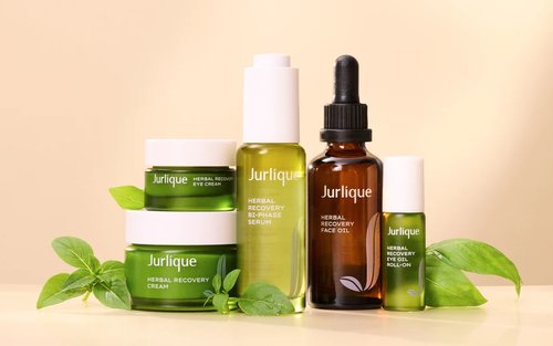 Experience soft, fragrant skin reminiscent of Jurlique's lush rose fields with this lightweight, indulgent blend