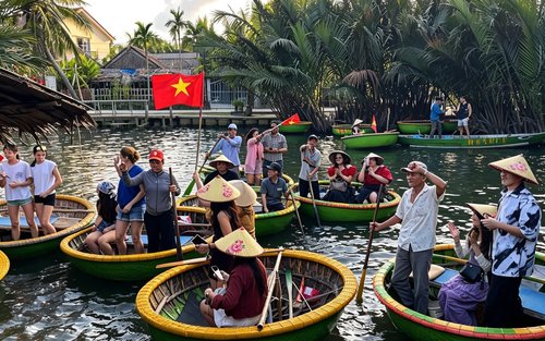 ฮอยอัน: ล่องเรือกระด้ง, ล่องเรือชมแม่น้ำ และเวิร์คช็อปทำโคมไฟ