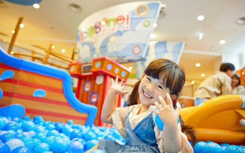 Instal·lació infantil interior ASOBono! a Tòquio