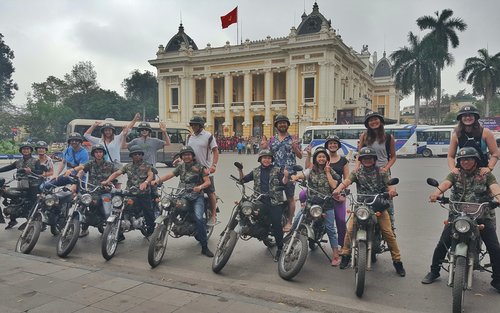 Du khách và dân phượt tạo dáng ở Hà Nội trên chiếc xe máy Minsk cổ điển