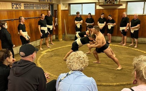 Experiencia de sumo en Tokio. Entra al ring y comida de sumo.