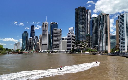 布里斯班河水上摩托之旅：城市风光与自然