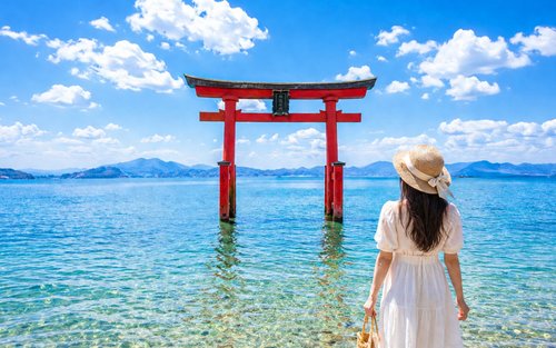 Lake Biwa, Shirahige Shrine, La Collina Omihachiman & Mangetsu-ji Ukimido One-Day Tour (Departing from Osaka/Kyoto)