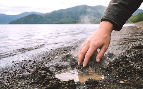 All'interno del Vulcano: Trekking Riservato, Onsen a pH 1.7 e Cantina della Caldera