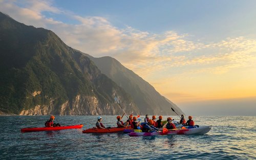 SUP and Kayaking Experience at Ch'ing-Shui Cliff, Hualien 