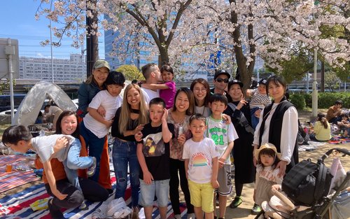 Picnic con familias locales en el Parque Yoyogi
