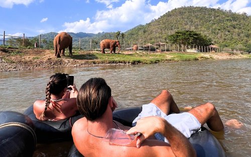 Halvdags flodtubing och vattenfallsrutschkana i Chiang Mai