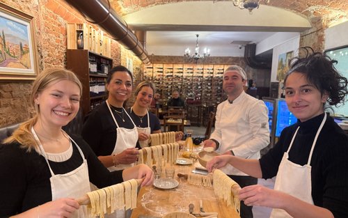 Corso di cucina di pasta con tiramisù e vino illimitato a Firenze