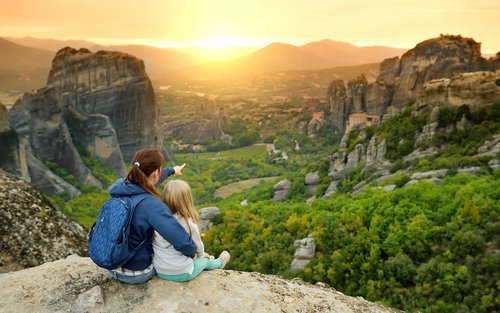 Tour xe buýt tham quan các tu viện buổi trưa và hang động ẩn ở Meteora