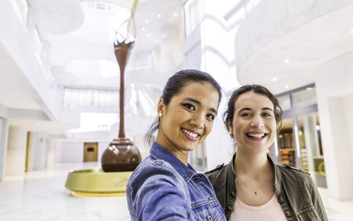 Zurich: City Tour, Cruise, and Lindt Home of Chocolate Visit