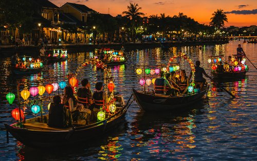 Hoi An: Private Lantern Boat Ride & Floating Lantern-Making Class