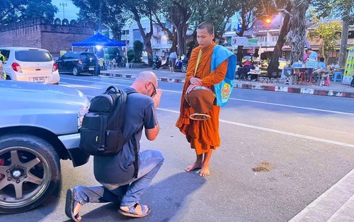 Chiang Mai Sunrise Almsgiving & Market Small Group Tour