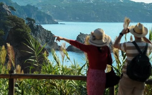 Barcelona Costa Brava & Tossa de Mar Day Tour with Dining