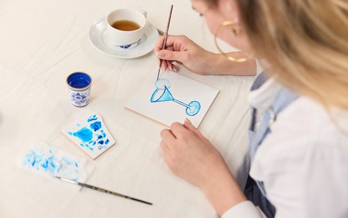 Laboratorio di pittura su piastrelle blu olandesi tradizionali ad Amsterdam