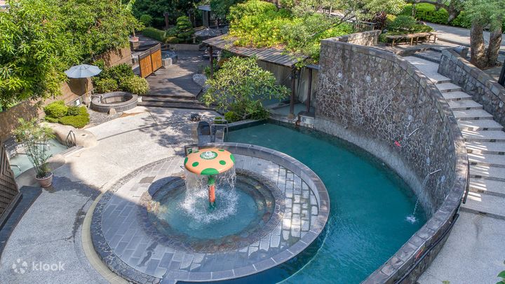 The shallow circular family pool and its fountain at Spring City Resort