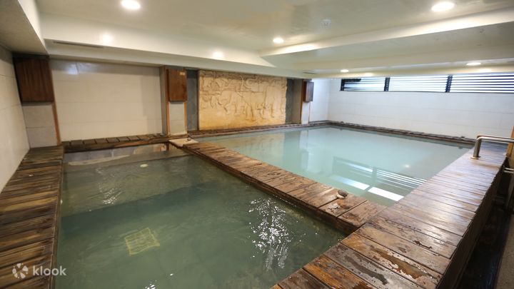 The jade-green steaming lake of Beitou Thermal Valley