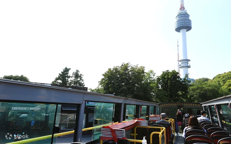Seoul City Tour Bus for downtown palace and Namsan sightseeing (2)