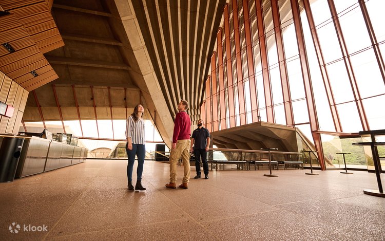 Kiyinish xonasida porno sotuvchi ayol