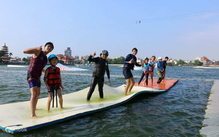 高雄：蓮潭ウォーターパーク ケーブルウェイクボード（SUPスタンド