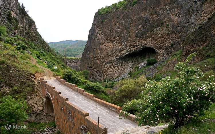 Gita di un giorno al tempio di Garni, alla gola di Garni e al monastero di  Geghard - Klook Stati Uniti