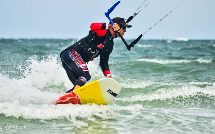 KBAによるホアヒンでのカイトボーディング体験 - KiteBoarding