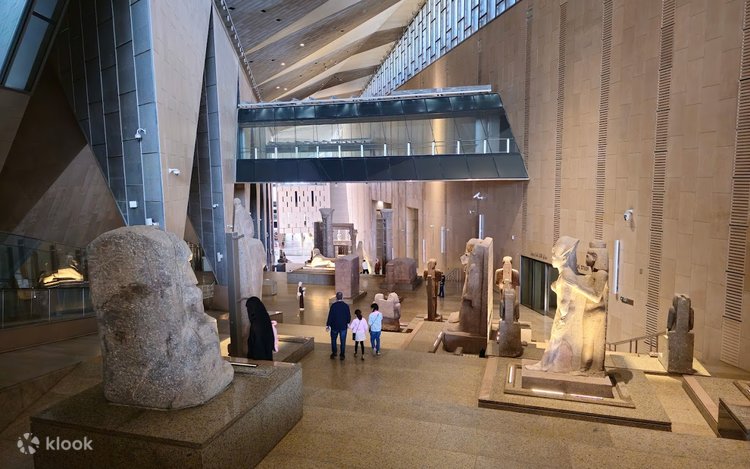 カイロ発：ギザのピラミッド、大エジプト博物館（GEM）、昼食