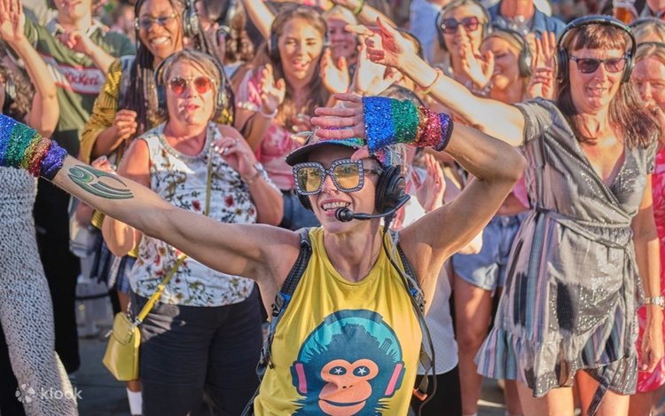 Silent disco adventure walking tour in Edinburgh Klook India