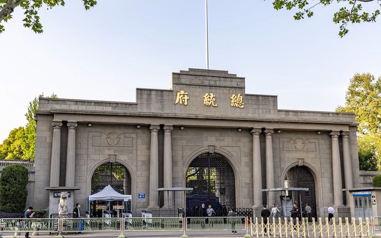 南京总统府煦园的池塘与亭子
