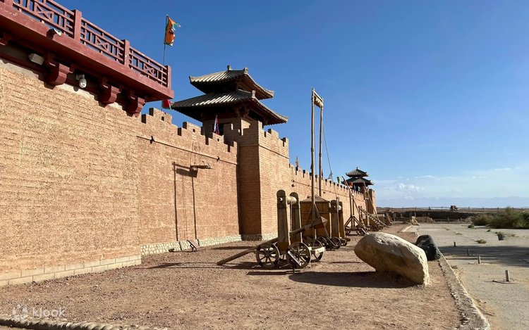敦煌発 西千仏洞・玉門関・ヤルダン地質公園 日帰りツアー（漢長城の