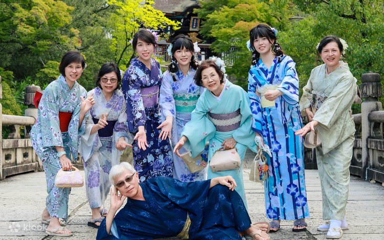 アート作品「バタフライ」 浅草寺で撮った写真をアプリで編集して作成しました。 浅草寺1400年の歴史をプロジェクションマッピングで鮮やかに描き出す