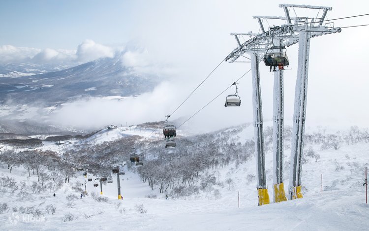 6 Hour Niseko Hirafu Lift Pass and bus package from Hokkaido