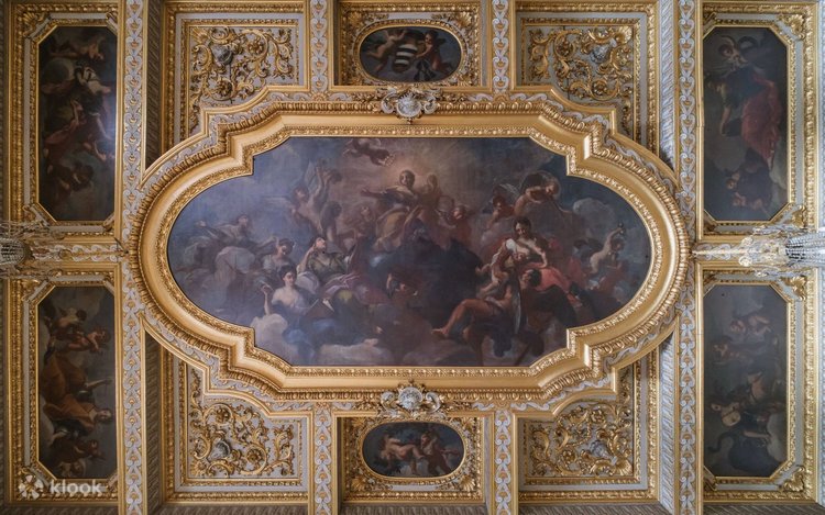 パトリッツィ モントロ宮殿とサン ルイジ デイ フランチェージ教会の