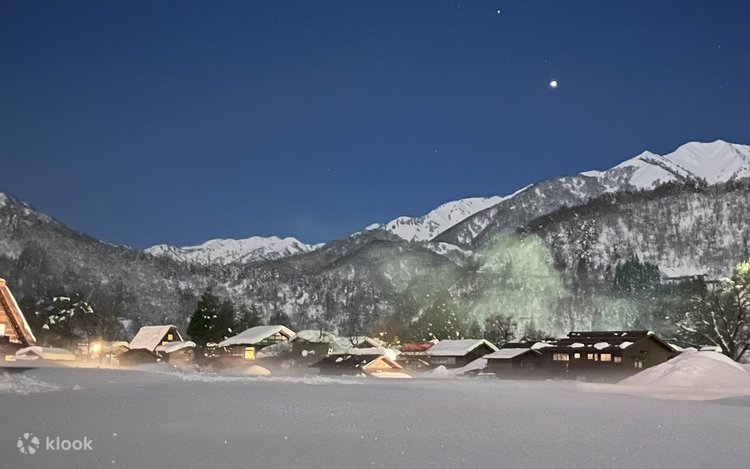 名古屋発 白川郷ライトアップ 2024 と高山雪遊び付き 2 日間バス