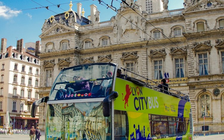 PROTESTE IN FRANCIA: A LIONE SACCHERGIATO E INCENDIATO L'UFFICIO DEL TURISMO
