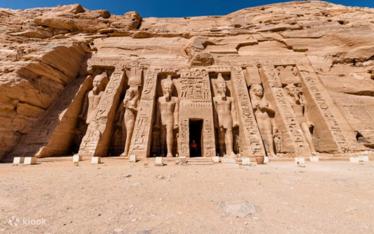 【再販】アブ・シンベル神殿 サンドストーン アブ・シンベル神殿ツアー（アスワン発、フライト利用）を予約