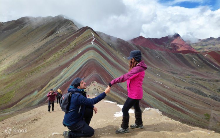 ペルーのヴィニクンカ レインボー マウンテンの雄大な美しさを発見して