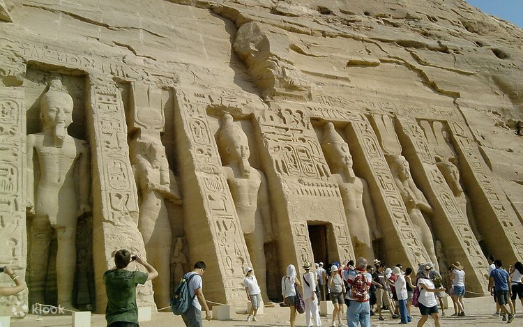 ルクソール発 アブ・シンベル神殿 1日プライベートガイドツアー