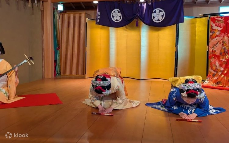 能舞台で舞妓さんの舞 — 地方（じかた）による三味線生演奏（2ショット