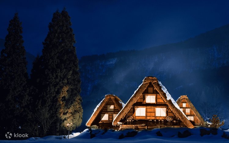 名古屋発 白川郷ライトアップ 2024 と高山雪遊び付き 2 日間バス