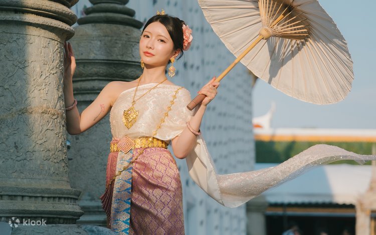 Photographer + Thai Costume Rental at Wat Arun, Bangkok Photographer + Thai Costume Rental at Wat Arun, Bangkok