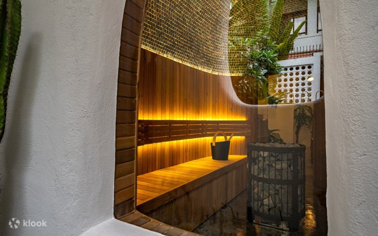 Poezdda ayollar fotosuratlari