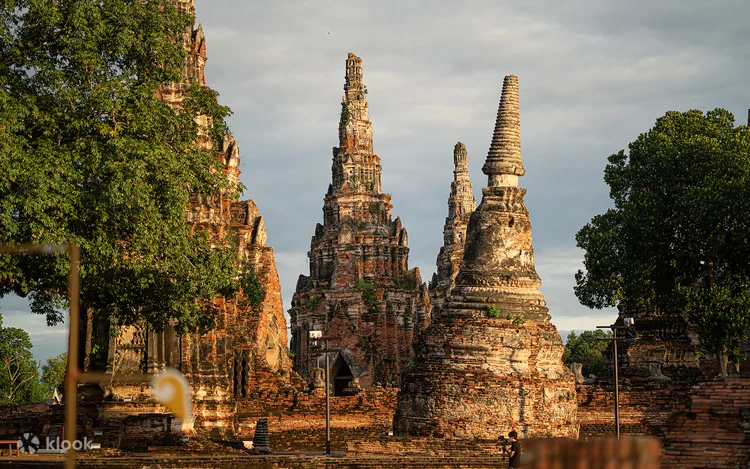 Ayutthaya Must-Visit Tour: Summer Palace, Floating Market & Temples