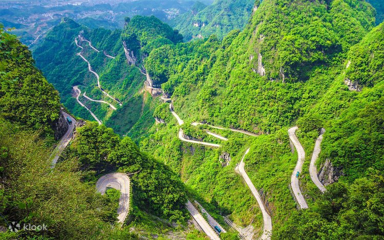 天门山私家一日私享:乘穿云缆车瞰仙境,叩天门洞悟天地,闯 99 弯天险寻刺激,赏月下狐仙诉衷肠 —— 自然与魔幻的专属奇遇 - Klook客路