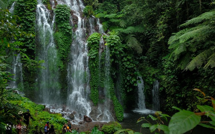 Жас доминатрикс зәр шығарады
