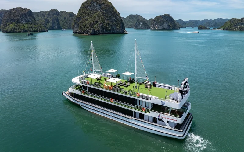 Otis Premium Day Cruise: Ha Long Bay, Sung Sot, Ti Top