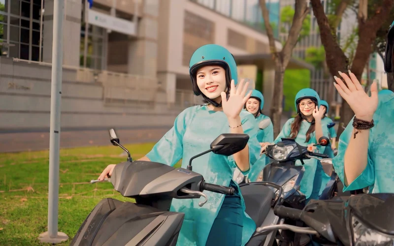 Saigon Night Tour By Motorbike with Female Riders