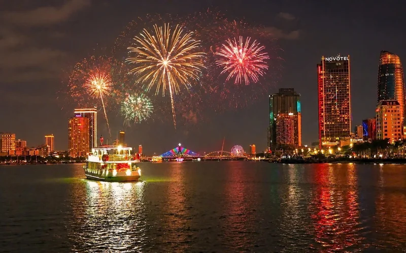 Budget saver tour: Han River Sightseeing and Dining Experience on 4U Cruise in Da Nang | From only 6 USD
