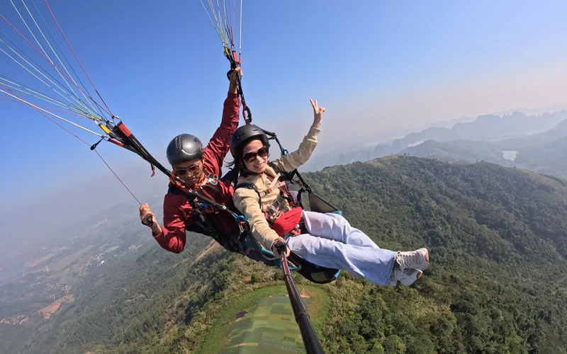 Hanoi Paragliding Tour – With Round-Trip Transfer to the Flying Site