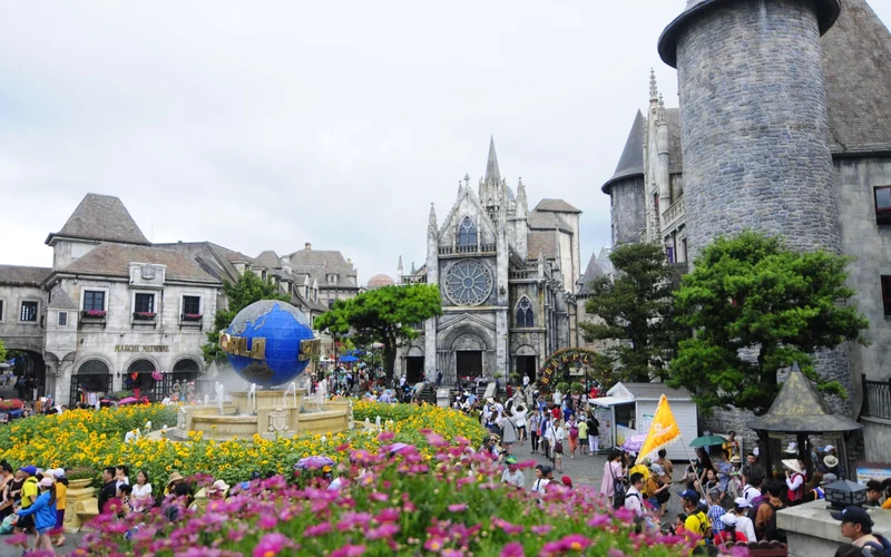 Ba Na Hills and Golden Bridge Custom Day Tour from Da Nang